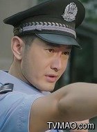 警察明(黄晓明饰演)
