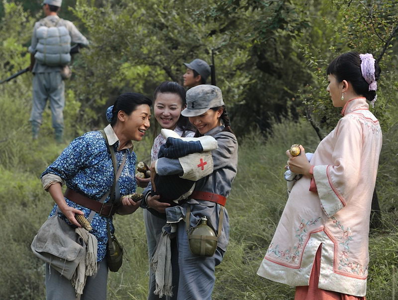 走出硝烟的女人剧照